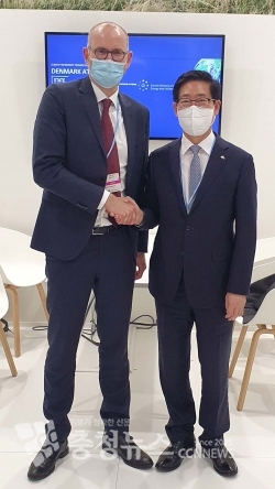양승조 충남지사가 크리스토퍼 뵈트지우프 덴마크 에너지청장과 인사하고 있다.​