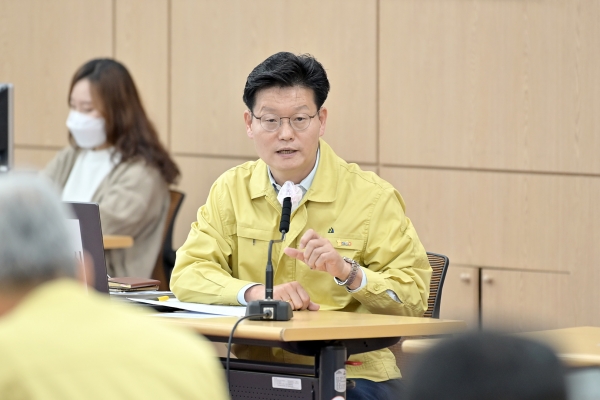 지난 8일 시청 대백제실에서 열린 주간업무보고회를 주재하는 김정섭 시장