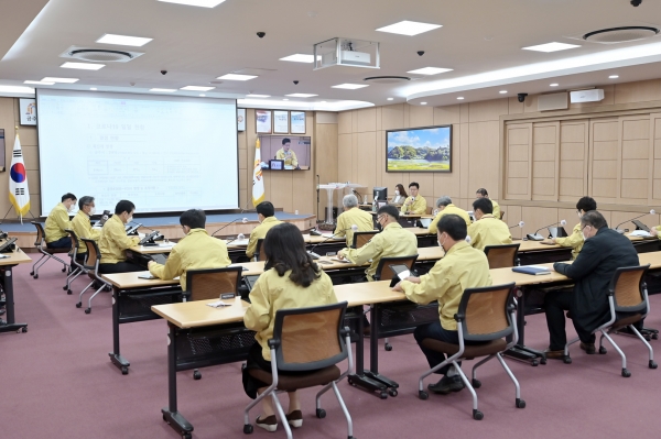 지난 8일 시청 대백제실에서 열린 주간업무보고회를 주재하는 김정섭 시장