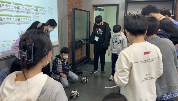 ‘상상이상 스마트팩토리 캠프: 대학생 멘토와 함께 하는 스마트팩토리 체험’ 프로그램에 참여한 학생들이 조립한 로봇을 활용하여 이어달리기 실습을 진행 모습