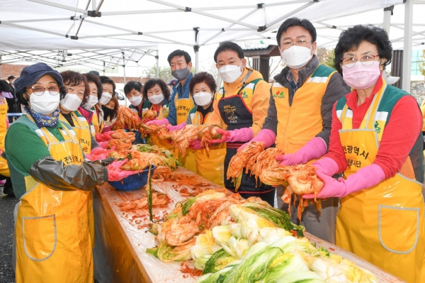 9일 부사칠석놀이보존회관에서 진행된 중구자원봉사센터 사랑의 김장 나눔 행사 모습