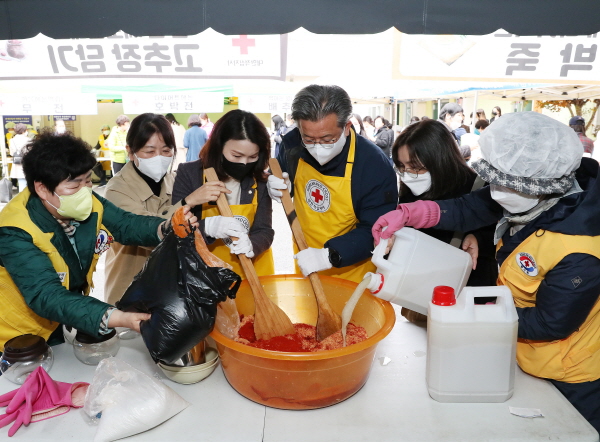 정용래 유성구청장이 9일 유성커뮤니티센터에서 열린 다문화·새터민 가족과 함께하는 전통장 만들기 행사에 참석해 전통장 만들기 체험