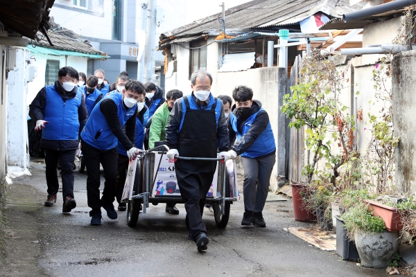 김한영 이사장(가운데)이 9일(화) 공단 본사에서 "2021년 사랑의 연탄나눔 행사"를 시행하고 있다.