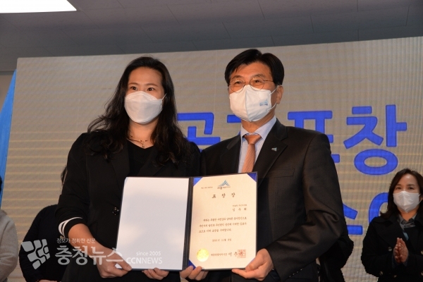 좌로부터 임주희 한솔동 주민자치 위원, 이춘희 세종시장