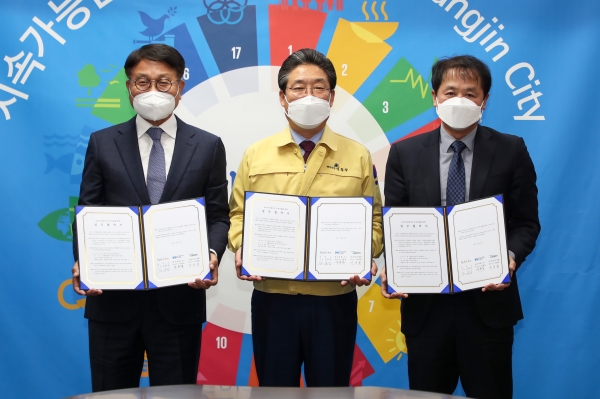 RE100산업단지 조성사업 협약식(왼쪽부터 안동일 현대제철 대표이사, 김홍장 당진시장, 서봉철 현대그린개발 대표이사)