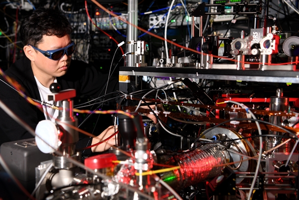 KRISS 김휘동 책임연구원이 이터븀 광시계를 이용해 실험을 진행하고 있다