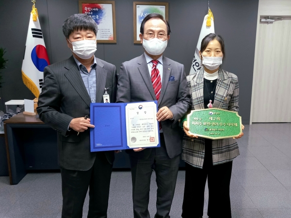 환경부 주관 제2회 ‘지하수 보전·관리 우수지자체’ 선발에서 ‘최우수상’을 받아 박상돈 시장과 직원들이 환경부 장관상과 지하수 보전·관리 우수지자체 현판을 들고 기념사진