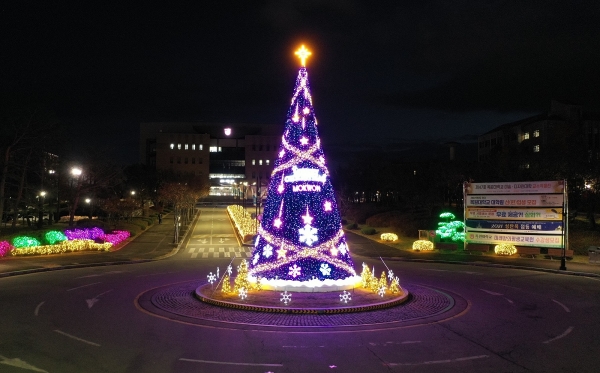 목원대학교 학생회관 앞 회전교차로에 설치된 크리스마스트리 전경.