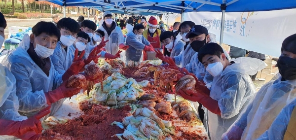 대전광역시자원봉사연합회 주최로 대전 엑스포남문광장에서 개최된 “제13차 따뜻한 겨울나기 김장대봉사”에 참여