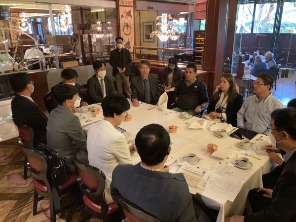 국회 한-중남미의회외교포럼 대표단이 멕스포 요소수 생산업체 관계자들과 면담을 하고 있다.