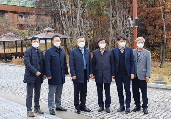 이창재(우측 세 번째) 한국산림복지진흥원장이 10일 대전 유성구 성북동 소재 국립대전숲체원에서 정석환(좌측 세 번째) 병무청장과 산림복지 협력사업 활성화를 위한 간담회를 마치고 기념 촬영