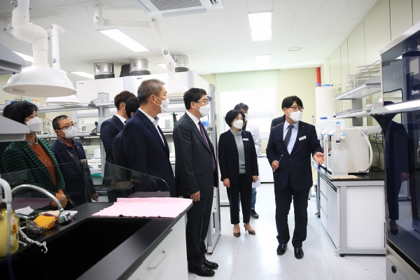 맹정호 서산시장이 11일 서산시 농업환경분석센터를 방문해 내부를 둘러보는 모습