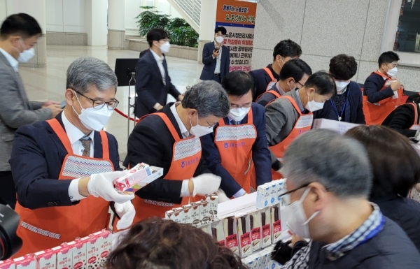 11일 농업인의 날을 맞아 대전광역시와 함께 대전광역시청 1층 로비에서 『가래떡 데이』 홍보행사 개최 모습