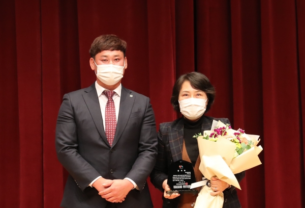 서산시의회 이연희 의장, 농업인단체 감사패 수상 모습