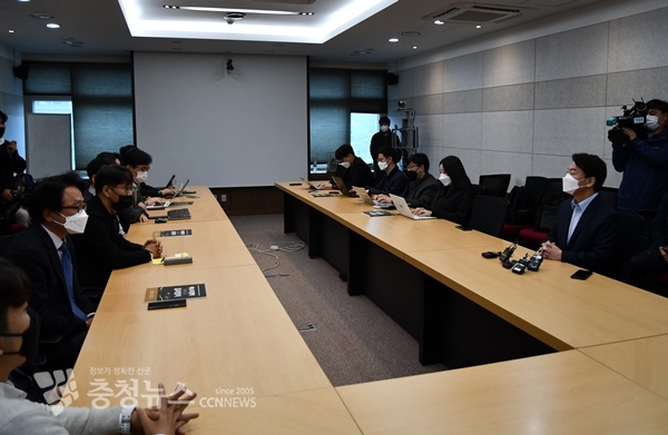 국민의당 안철수 대표가 11일 KAIST를 찾아 원자력및양자공학과 교수들과 간담회를 가졌다.