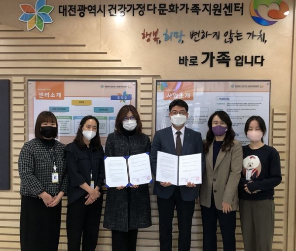 김혜영 건강가정다문화가족지원센터장 (좌3), 최승인 초록우산 어린이재단 대전지역본부장(좌4)