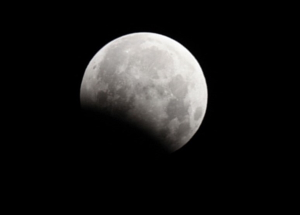 지난 2017년 8월 8일 촬영된 부분월식 모습 / 천문연 제공