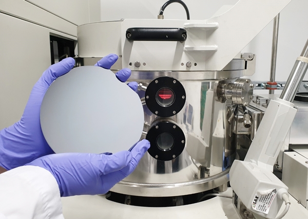 에너지연이 개발해 제작된 계면 공극률이 극대화된 플라즈마 에피탁시 실리콘 모습