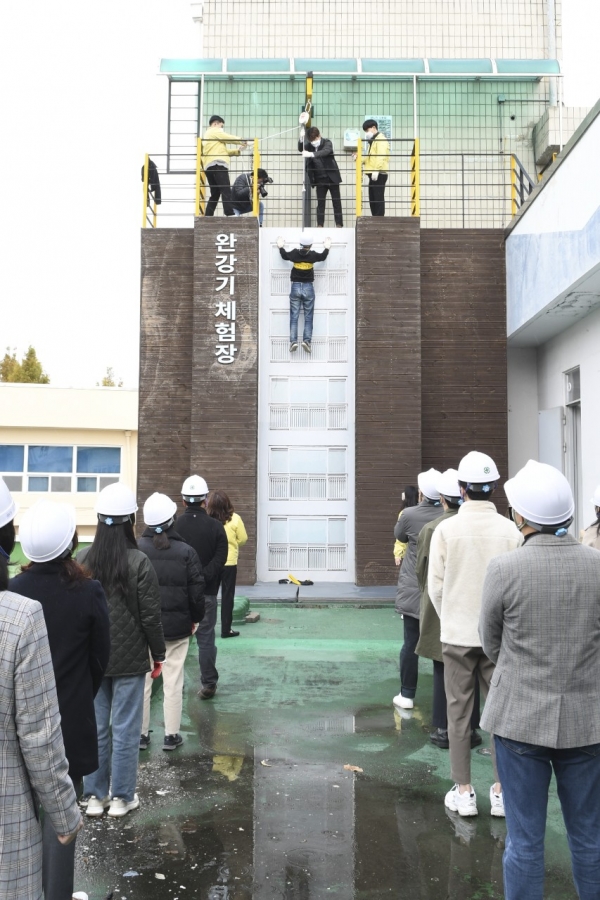 11일 중구청 옥상 완강기 상설 체험장 교육 모습