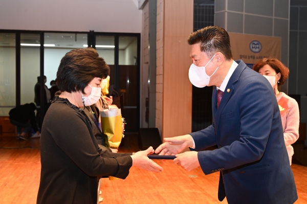 대전 중구의회 김연수 의장이 제95주년 점자의 날 기념행사 참석해 표창장을 수여하고 있다.