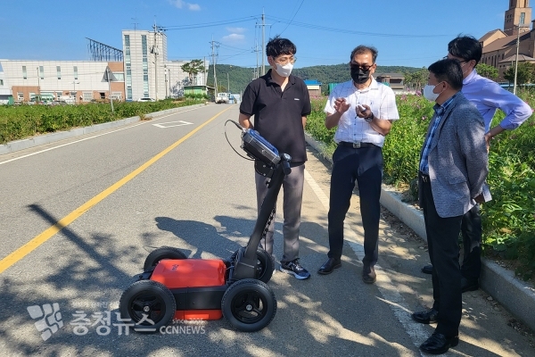 지난 9월 운산면 갈산리 일원 비금속관로 상수도시설물을 탐사하는 모습