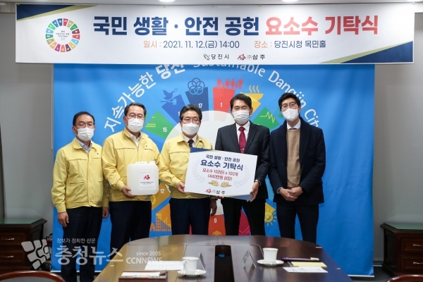 요소수 기탁식(왼쪽에서 세번째 김홍장 시장, 네번째 김원겸 (주)삼주 대표)