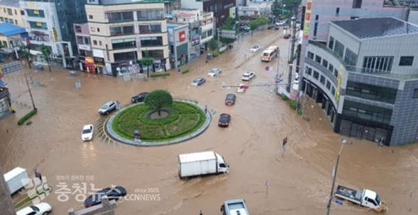 2020년 8월 침수피해 장면(온양관광호텔 회전교차로 인근)