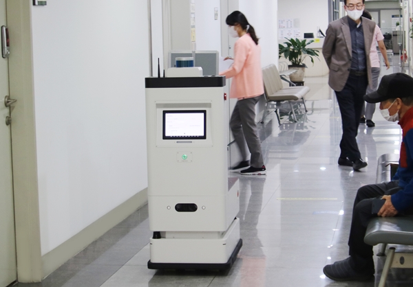 대전한방병원에서 시범운행에 들어가는 (주)트위니의 자율주행로봇