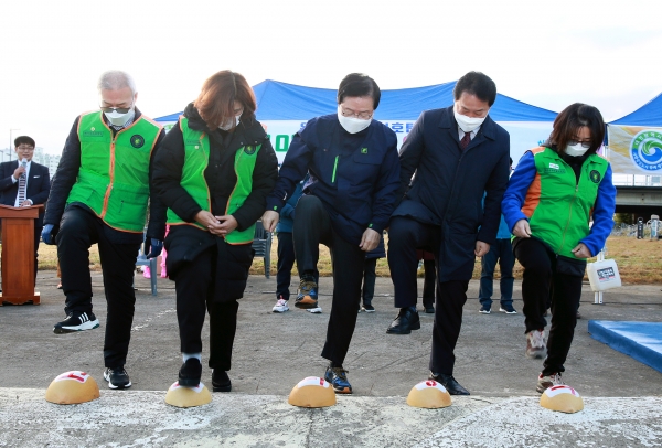지난 13일 유등교·한밭대교·카이스트교 일원에서 위드 코로나 신호탄, ‘우리 마을 희망 이어가기’ 캠페인 개최