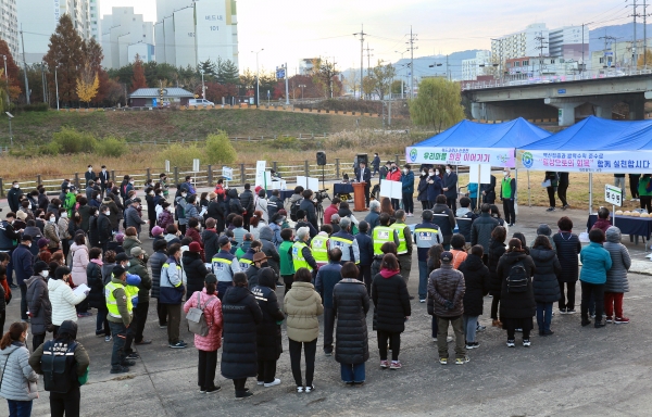 지난 13일 유등교·한밭대교·카이스트교 일원에서 위드 코로나 신호탄, ‘우리 마을 희망 이어가기’ 캠페인 개최