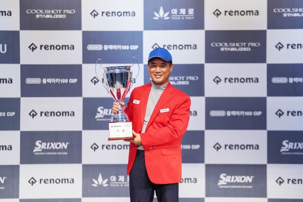 지난 13일 열린 ‘2021 레노마 골프 GTOUR 남자대회 4차’ 결선 시상식에서 우승자 손동주가 우승 기념 포즈를 취하고 있다.