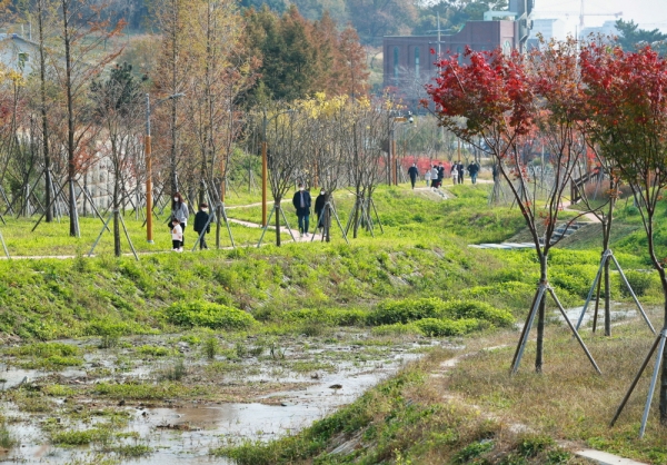 14일 태안읍 동문리에서 열린 ‘생태문화 샘골 도시공원 준공식’ 모습.