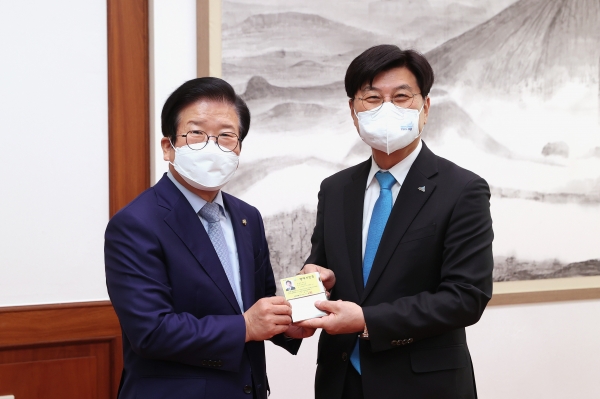 박병석 국회의장(왼쪽)이 이춘희 세종시장에게 명예시민증을 받고 있다.
