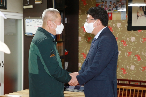 맹정호 서산시장이 지난 15일 故한기동의 아들 한명님 댁을 방문해 위문하는 모습