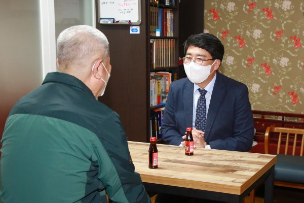 맹정호 서산시장이 지난 15일 故한기동의 아들 한명님 댁을 방문해 위문하는 모습