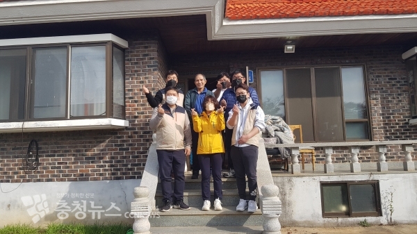 지난 15일 태안반도 태안청년회(회장 성민영)은 태안군 장애인복지회관과 함께 거동이 불편한 70대 독거노인 집을 청소하고 있다.