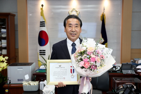 태안군의회 신경철 의장, 지방의정봉사상 수상 모습