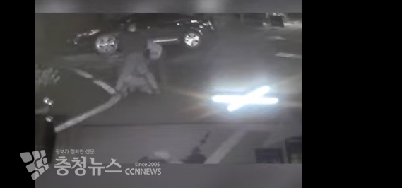 이창선 의원이 절도 용의자와 격투 끝에 제압하는 모습