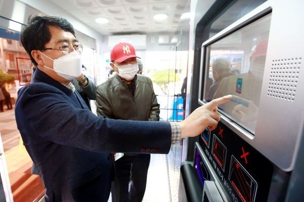 맹정호 서산시장이 16일 성연스마트도서관에서 책 대여를 시연하는 모습