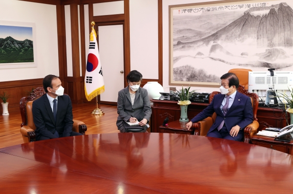 박병석 국회의장은 16일 세드릭 오 프랑스 디지털 담당 국무장관의 예방을 받았다.