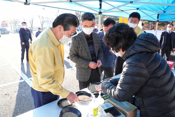 김홍장 당진시장 현장 방문해 농업인 격려 모습