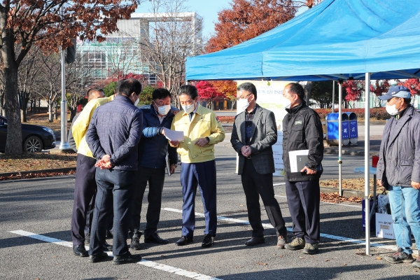 김홍장 당진시장 현장 방문해 농업인 격려 모습