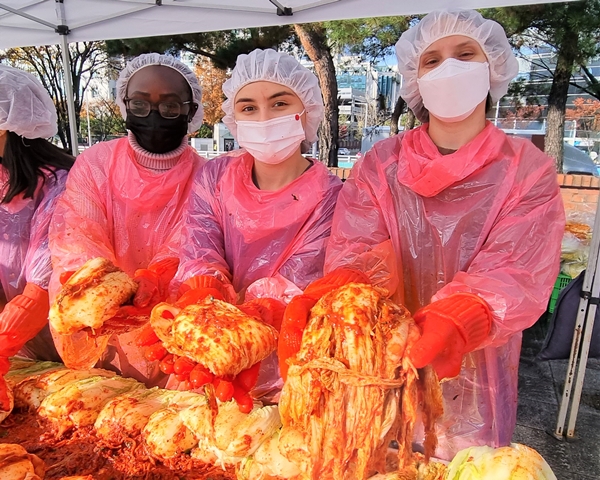 서구자원봉사센터 주최 ‘김장 나눔 큰잔치’에서 배재대 외국인 유학생들이 김장을 하고 있다.