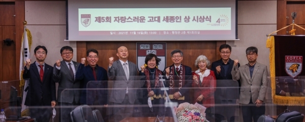 [사진] 왼쪽에서 다섯 번째 박민지 학생 어머니, 오른쪽에서 네 번째 강수돌 명예교수