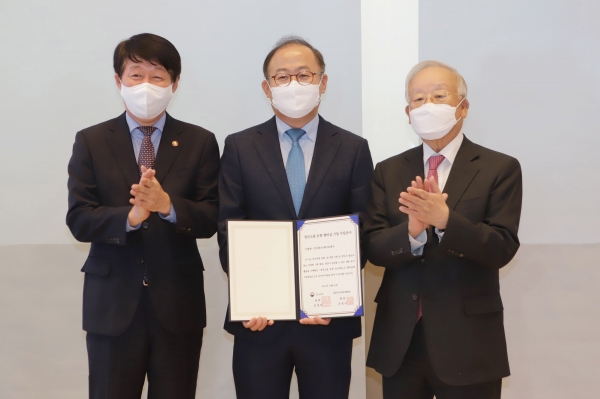 지난 16일 KT&G상상플래닛에서 열린 ‘청년고용 응원 컨퍼런스’에서 이상학 KT&G 지속경영본부장(부사장, 가운데)이 안경덕 고용노동부 장관(왼쪽), 손경식 한국경영자총협회 회장(오른쪽)에게 멤버십 가입증서를 받고 기념촬영을 하는 모습.
