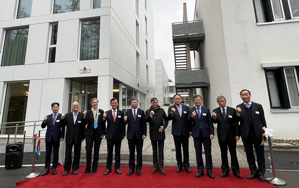 (좌측부터) 금양이노베이션 장석영 대표이사, KIST 이병권 전 원장, 잘란트주 총리실 Dr. Susanne Reichrath, KIST 윤석진 원장, 국가과학기술연구회 김복철 이사장, 설계사무소 Claudius Bäuerle 대표, 주독대한민국대사관 본분관 허승재 총영사,  대전광역시 김명수 과학부시장, KIST 김유승 전 원장, KIST 유럽연구소 김수현 소장