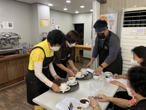 지난 6월 실시된 바리스타 및 제과제빵 교육 사진