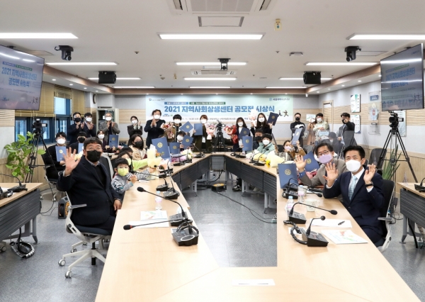 지난 16일 교내에서 ‘한밭대 포토에세이 공모전’과 ‘아동‧청소년 한밭사랑 동영상 콘텐츠 공모전’ 시상식을 진행하고 전체 기념촬영