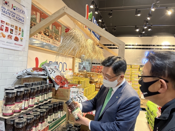 미국 대형유통매장 K-FOOD 판촉 현장 점검 사진    * 한국농수산식품유통공사 김춘진 사장(좌측)