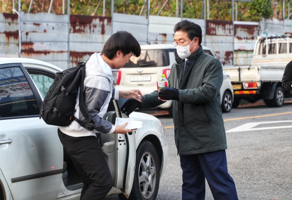 수능 수험생을 격려하는 김홍장 당진시장 모습